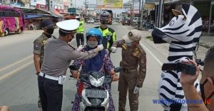 Polantas Tuba Bagikan Helm dan Masker Gratis, Ini Pesan Agar tak Kena Tilang