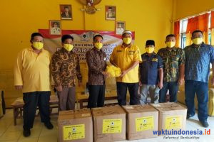 DPP Golkar Titip Masker ke AMPG Way Kanan untuk Paslon RAS-Ali Rahman