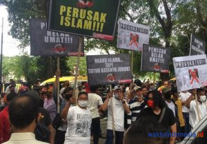 Unjuk Rasa Tolak HRS di Medan Dikawal Polisi