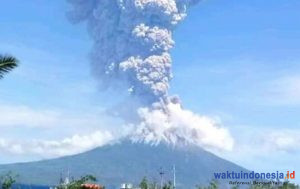 Gunung Ili Lewotolok di NTT Meletus, Zona Bahaya 2Km