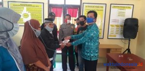 169 Warga Tapaksiring Sukau Terima BLT DD Tahap 2, Peratin Yantoni Bagikan Masker
