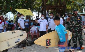 Pjs Bupati Surfing Kompetisi Lokal 2020 di Labuhanjukung Dimulai