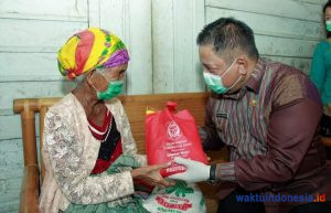 Kebahagiaan Tampak di Wajah Wanita 105 Tahun itu saat Dikunjungi Bupati Dairi