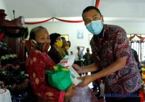 Wakil Bupati Dairi Bagikan Bingkisan untuk Lansia