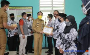 Pemenang Gurulympic Tingkat Nasional Diserahkan Bupati RAS di SDN1 Sidoarjo