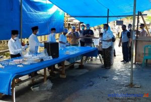 Bupati Agus Istiqlal dan Keluarga Mencoblos di TPS 2 Gunungkemala