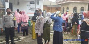 Polisi Amakan Penyaluran BST Kemensos Tahap 9 di Kantor Pos Limapuluh