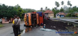 Lagi, Mobil Fuso Bermuatan Batu Bara Terguling di Banjarmasin