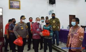 Bagikan 1,100 Peket Sembako untuk 219 Gereja, Ini Kata Bupati Zahir