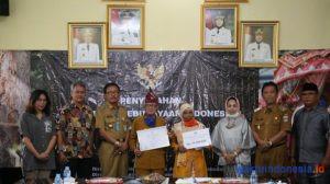 Bupati Agus Serahkan Piagam Penganugerahan Kebudayaan Indonesia Untuk Mamak Laok
