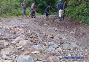 Jadi Langganan Macet, Warga di Manggarai Timur Perbaiki Jalur Ketang-Borong