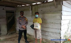 Di Akhir 2020, Bhabinkamtibmas Ini Bagikan Bantuan Sembako