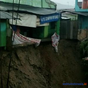 Hujan Deras Sebabkan Dua Kios Pasar Gedongtataan Nyaris Ambrol
