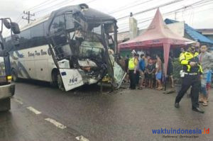 Lakalantas, Bus Batang Pane Vs Truk Box, Supir Bus Dilarikan ke RS