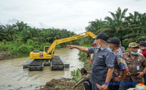 Bupati Batu Bara Tinjau Normalisasi Sungai Serba Jadi