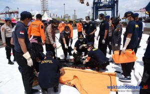 KN SAR Basudewa Evakuasi Body Part Diduga Korban Tragedi SJ182
