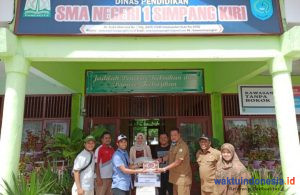 Cinta Almamater, Alumni SMANSA 2008 Serahkan Al-Quran ke SMA Negeri 1 Simpang Kiri