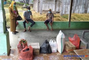 Patut Dicontoh, Peratin-Masyarakat Kembahang Bantu Sembako Warga Terkonfirmasi Covid-19
