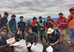 Pecinta-Penjelajah Alam Lambar Rela Daki Seminung untuk Pungut Sampah