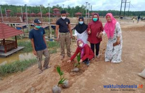 Ketua TP PKK Mesuji Tanam Kelapa Pandan Wangi di Taman Wisata Air, Ini Pesannya