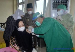 Cerita Ketua DPRD Elvfianah, Orang Pertama Disuntik Vaksin Covid-19 di Mesuji