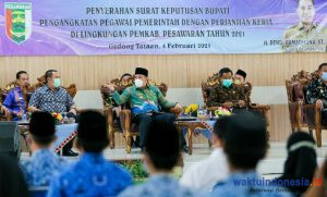 Dendi Ramadhona Serahkan SK Pengangkatan 111 PPPK