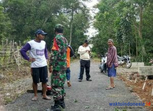 Koramil 427-04/ Bahuga Dan Masyarakat Gotong Royong Bersihkan Jalan