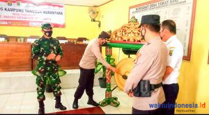 Kapolres Pesawaran Pukul Gong Tanda Diresmikan Kampung Tangguh Nusantara