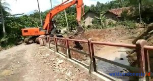 Antisipasi Banjir, Pemkab Pesawaran Normalisasi Sungai Desa Sukamaju