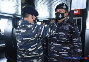 Kasal Yudo Terima Bravet di Atas KRI Rigel 933