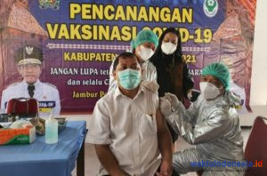 Dokter Lapan Suntikkan Vaksin Sinovac untuk Bupati Karo, Keduanya Sebut-Sebut Reaksi