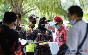 Ujudkan Desa Sehat, Bupati Winarti Serahkan DD Tahap I dan BLT DD