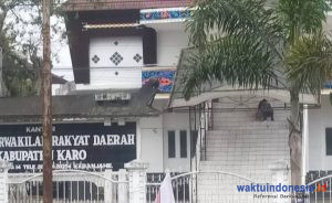Wauw..! Sepasang Sejoli Asyik Bermesraan Lupa Prokes di Sekitar Kantor DPRD
