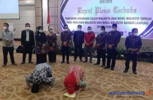 Eva-Deddy Sujud Sukur saat Ditetapkan KPU Walikota-Wakil Walikota Terpilih