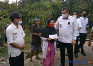 Bupati Dendi Beri Santunan Mbah Surti Koban Kebakaran