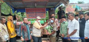 Serahkan Bantuan, Walikota Alfian Bintang Upayakan 4 Huntara Korban Kebakaran