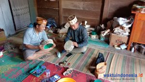 Cerita Perajin Peci Pelepah Pinang, Dari Coba-Coba hingga Penuhi Permintaan di Sumut-Jateng