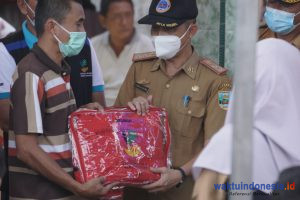 Plh Bupati Lingga Serahkan Bantuan untuk Korban Kebarakan di Penggawalima Ulu