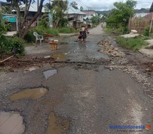 FOTO: Warga Turuntangan Perbaiki Jalan