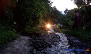 Rumah Digenangi Air, Warga Turun Tangan Perbaiki Saluran Air Jelang Magrib
