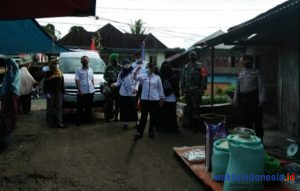 Anggota TNI AD di Lambar Sambangi Pasar Kota Besi: Ingatkan Pengunjung Patuhi Prokes