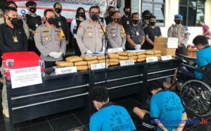 Bawa 28Kg Ganja, 2 Pria Asal Malang Ditangkap Polisi di Waykanan