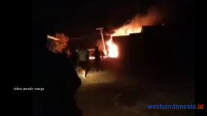 VIDEO: Detik-Detik Mini Bus – Pertamini Terbakar Saat Pindahkan BBM di Lambar
