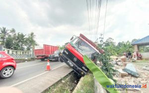 Diduga Rem Blong, Truk Pengangkut Air Mineral Tabrak Pagar Makam