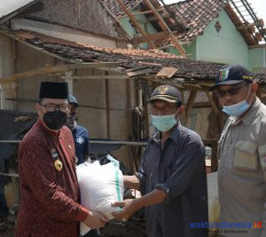 Pemkab Pesawaran Bertindak Cepat Berikan Bantuan Warga Terdampak Puting Beliung