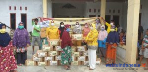 Ketum IPPG Pusat Salurkan Bantuan Busa Matras dan Sembako Di Pesawaran