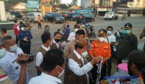 Usai Serahkan BLT, Bupati Saply Bagikan Masker dan Imbau Masyarakar di Tugu Macan