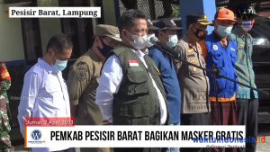 Pj Bupati Pesisir Barat Bagikan Masker Gratis