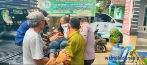 Lepas Kendali Saat Menghindari Kucing, Motor Oleng Masuk Siring