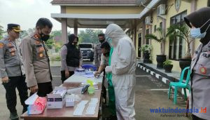 Antisipasi Covid-19, Polres Pesawaran Lakukan Sterilisasi Kantor Mapolres